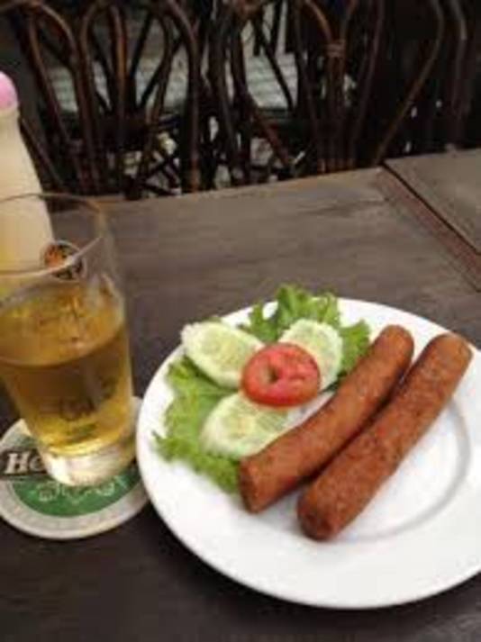 Zo krijg je Hollandse frikandel geserveerd in Bangkok. Zomerserie De Frikandel.