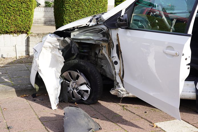 Een automobiliste is gewond geraakt bij een botsing in Rijen.