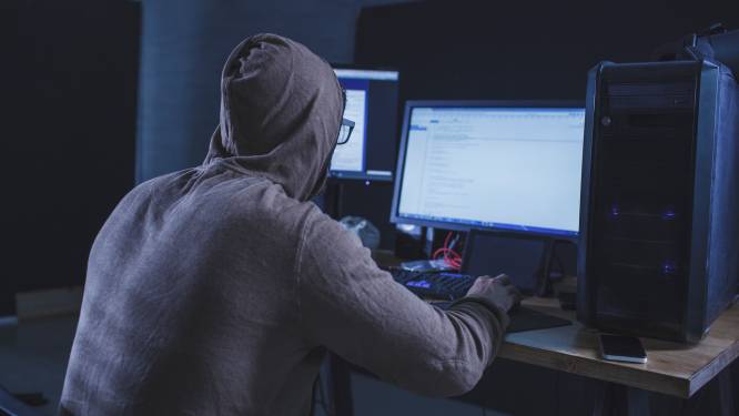 Politie houdt twee Enschedeërs aan: duo samen met anderen verdacht van digitale fraude van meer dan een miljoen euro