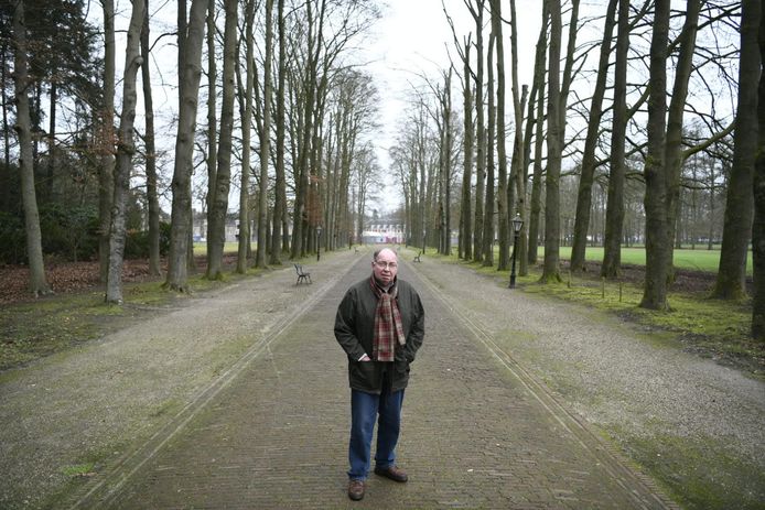 Binnenkort worden de beuken aan de Stallenlaan op het voorterrein van Paleis Het Loo gekapt. Dit tot grote onvrede van omwonende Gert Schouten die samen met buurtbewoners strijdt tegen de kap.