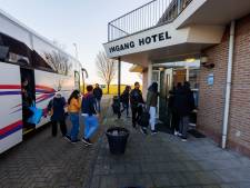 Groep asielzoekers heeft schip in Genemuiden ingeruild voor hotel langs de N50 bij Kampen: ‘Beetje saai’ 