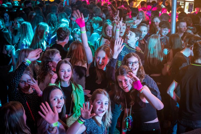 Bijne vierhonderd dansende en feestende tieners bij elkaar in een tent. Het festival houdt een allereerste, alcoholvrije scholierenavond.