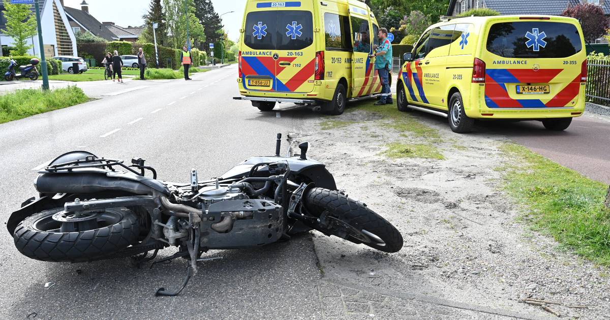 Fietser en motorrijder gewond naar het ziekenhuis door botsing in Prinsenbeek