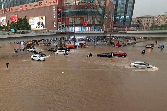 Veel straten in Zhengzhou stonden onder water.