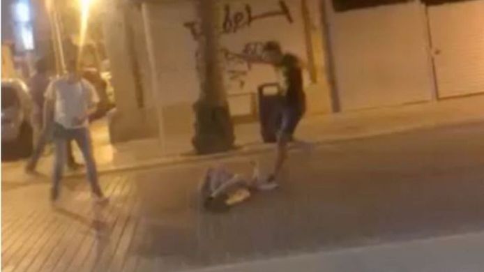 Beeld uit een video van het geweld op Mallorca. Het slachtoffer op de foto is niet Carlo Heuvelman, maar een vriend van Carlo die het wel overleefde.