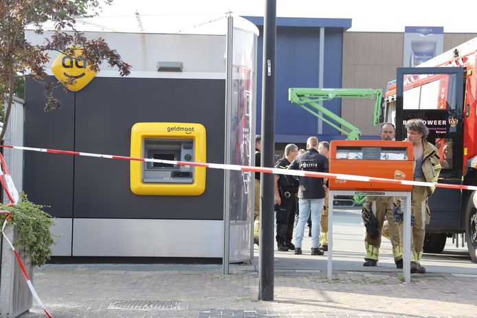 Bij de poging tot plofkrak in Siebengewald lijkt het ogenschijnlijk niet tot een ontploffing te zijn gekomen. De geldautomaat oogt nog intact.