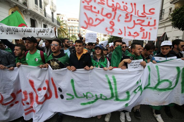 Algerijnse studenten demonstreren in de hoofdstad Algiers. Beeld Photo News