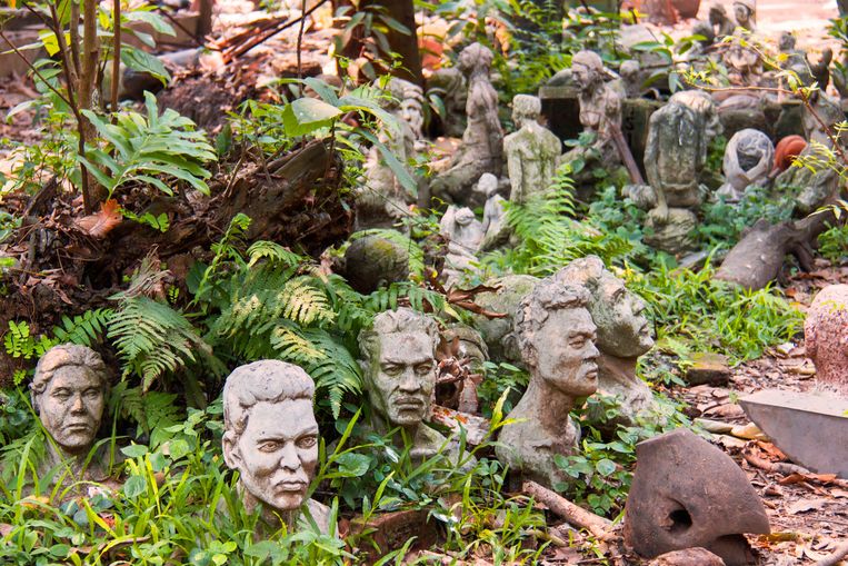 De tuin van de Faculteit der Schone Kunsten ligt bezaaid met door studenten gemaakte bustes.  Beeld Sander Groen