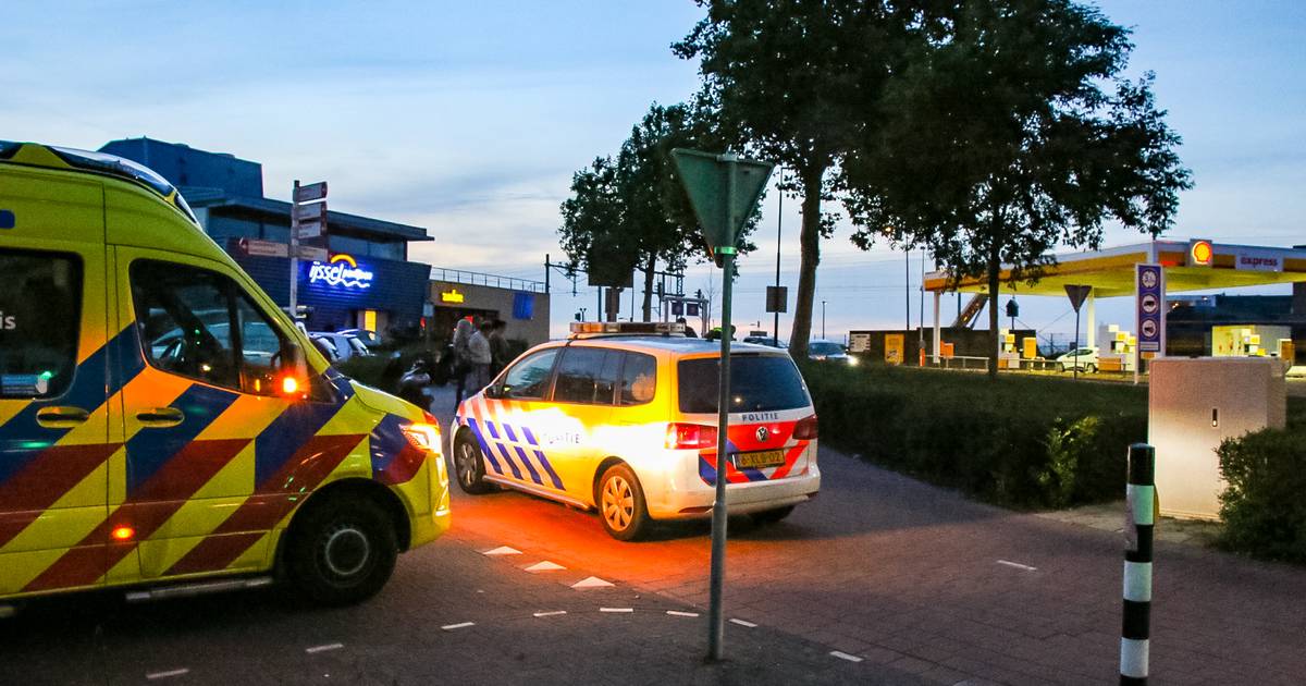 Bestuurder scooter en wielrenner botsen hard op fietspad bij