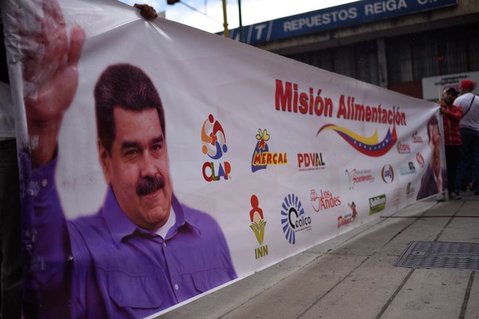 Een spandoek met een foto van president Maduro