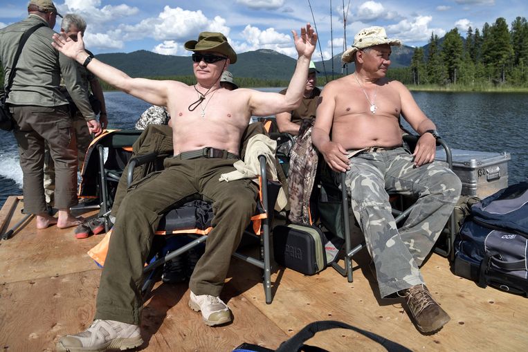 Vladimir Poetin (links) en zijn Defensieminister Sergej Sjojgoe tijdens een jacht- en visvakantie in 2017. Beeld REUTERS