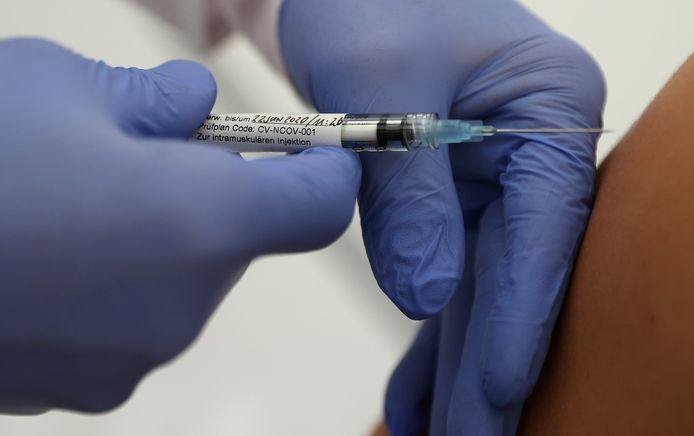 Een vrijwilliger krijgt het vaccin van CureVac toegediend in Duitsland.