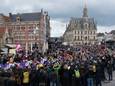 De mannen elite rijden om 13.10 uur over de Markt.