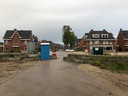 Bouwweg Marathonpromenade afgesloten met betonblokken, waardoor regulier verkeer niet meer erdoor kan.