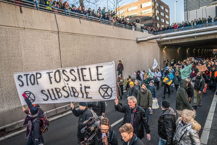 Klimaatactiegroep Extinction Rebellion blokkeert de A12 tussen het ministerie van Economische Zaken en Klimaat en de tijdelijke Tweede Kamer.  Beeld Joris van Gennip voor de Volkskrant