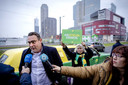 Voormalig wethouder Richard de Mos komt aan bij de rechtbank voor de start van de inhoudelijke behandeling van de corruptiezaak tegen hem.