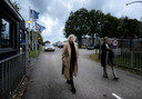 Demissionair staatssecretaris Ankie Broekers-Knol na haar bezoek aan het asielzoekerscentrum in Ter Apel