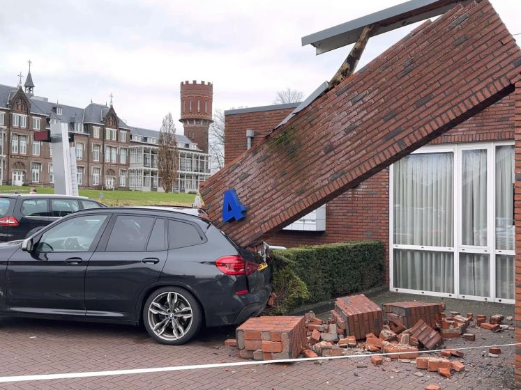 Auto rijdt tegen gevel gezondheidscentrum in Oldenzaal