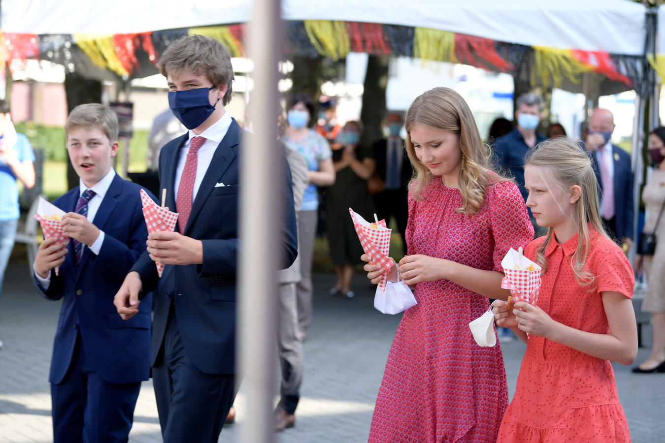 À Alken, les enfants du roi Philippe et de la reine Mathilde ont dégusté un paquet de frites.