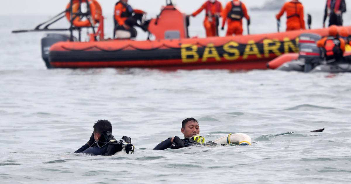 Jakarta vindt de zwarte dozen van een vliegtuig dat in zee is neergestort |  In het buitenland