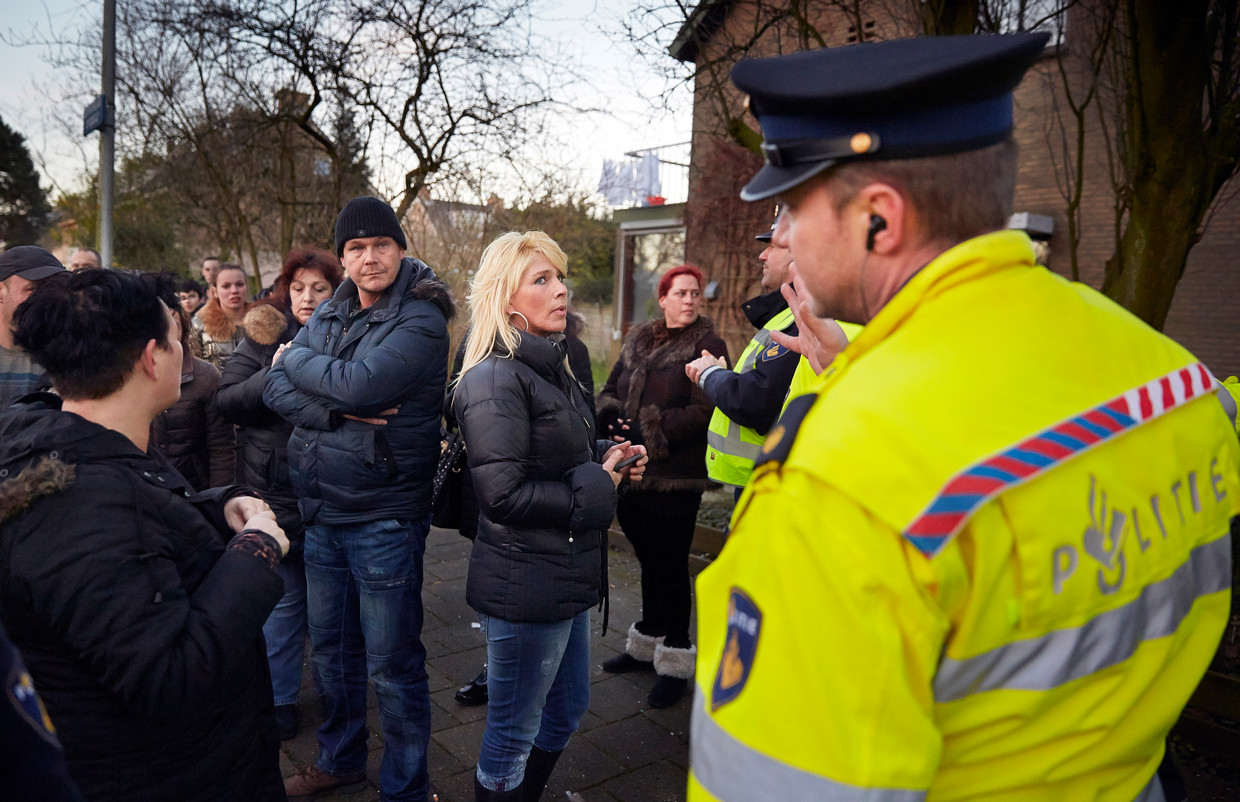 Demonstratie bij het huis van pedofiel Benno L. in Leiden in 2014. Beeld Phil Nijhuis, HH