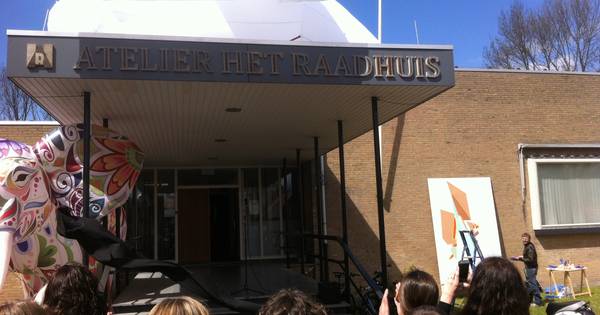 Nieuw logo en kunstwerk onthuld bij opgeknapt Atelier Het Raadhuis - PZC