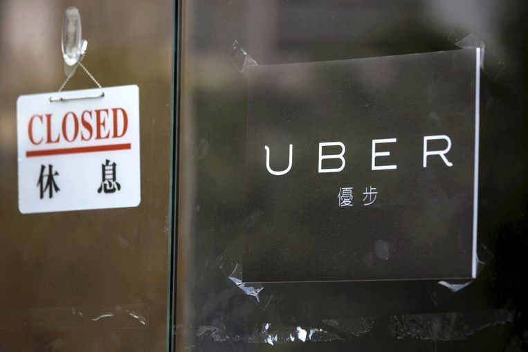 De politie in Hong Kong viel de kantoren van Uber in die stad vorige week nog binnen, en arresteerde vijf chauffeurs wegens 'illegaal gebruik van huurauto's.' Beeld reuters