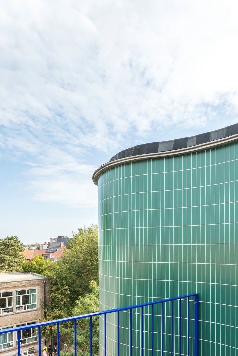 С панорамной крыши открывается вид на горизонт Гента спереди.  Чтобы сделать дом более устойчивым, скоро добавят зеленые крыши и солнечные батареи.  Изображение Люк Ройманс