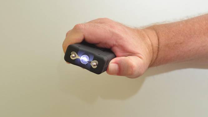 Twee verdachten opgepakt na reeks diefstallen in prostitutiemilieu: “Vrouw brutaal bestolen en bewerkt met taser”