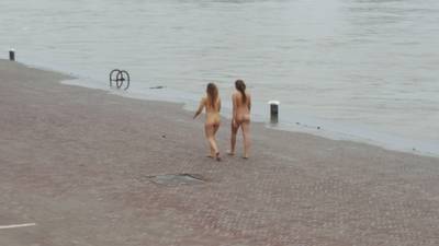 Blote billen op de Lage Kade in Arnhem, politie grijpt in