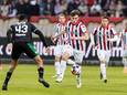 Thijs Oosting probeert tegenstander Marvin Peersman te passeren, tijdens de 1-1 tussen Willem II en FC Groningen.