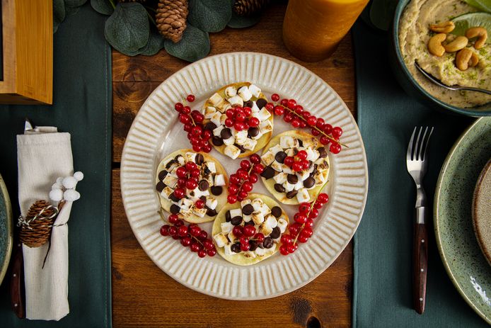 S’mores pizza met marshmallow, pure chocolade en rode bessen.