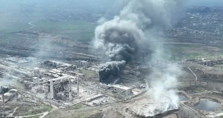 Dronebeelden van de bombardementen op de belegerde staalfabriek van Marioepol. Beeld via REUTERS
