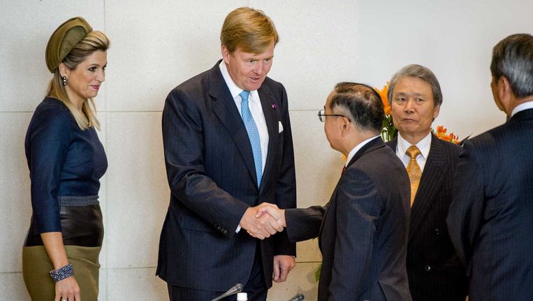 Koning Willem-Alexander en koningin Maxima tijdens een rondetafelbijeenkomst met verschillende bedrijven op de laatste dag van het driedaags staatsbezoek aan Japan. Beeld anp