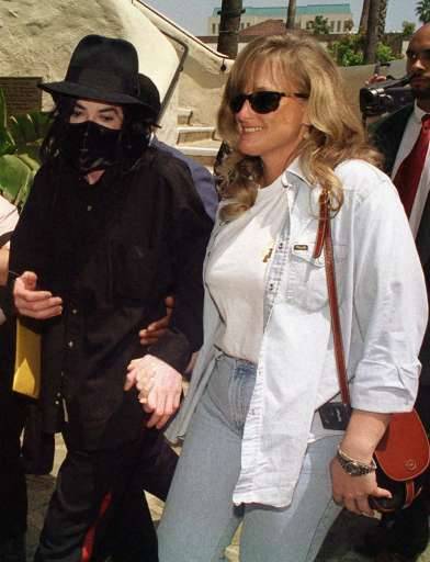 Michael Jackson a eu ses deux premiers enfants avec sa deuxième épouse, l'infirmière Deborah Rowe. Séparée de Jackson depuis 1999, elle aurait selon certaines sources abandonné la garde et l'autorité sur les enfants à son ex-mari.
