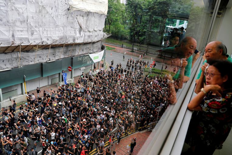 Protestanten lopen door de straten van Sha Tin, Hongkong.  Beeld REUTERS
