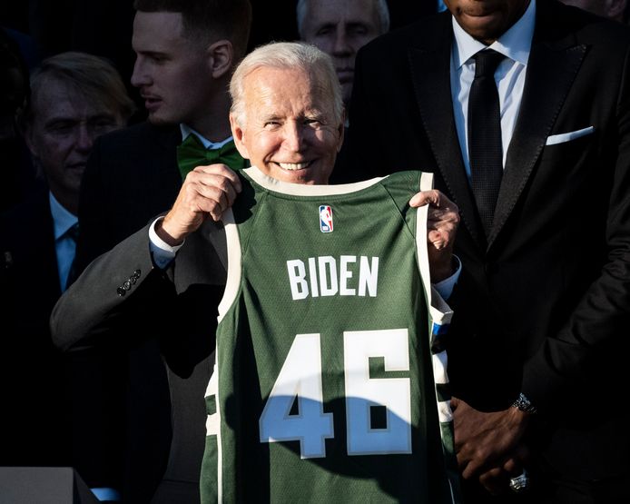 Joe Biden met een shirt van Milwaukee Bucks.