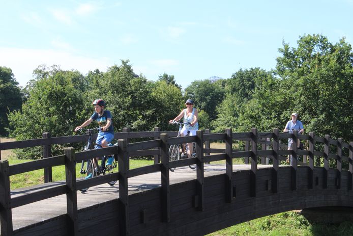 De fietsbrug in Bevel.