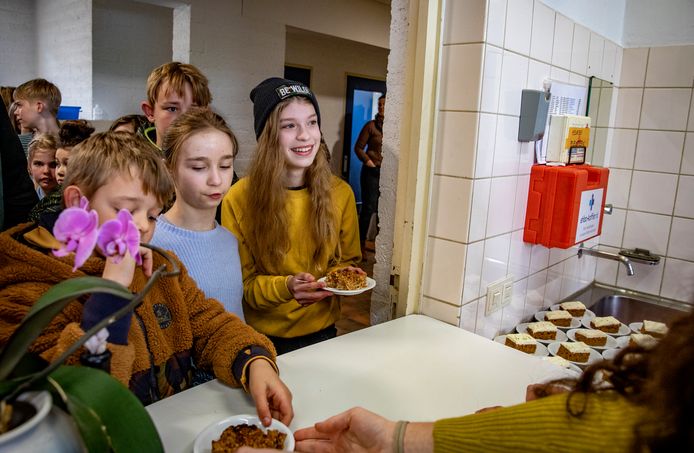 DOE040 is een democratische school voor leerlingen van 4 t/m 21 jaar. Dinsdag vierden ze de komst van de 100ste leerling met gebak. Myrte Limpens -met muts - stapte enkele weken geleden over naar deze school.
