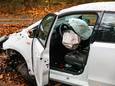 De auto raakte bij de crash zwaar beschadigd.