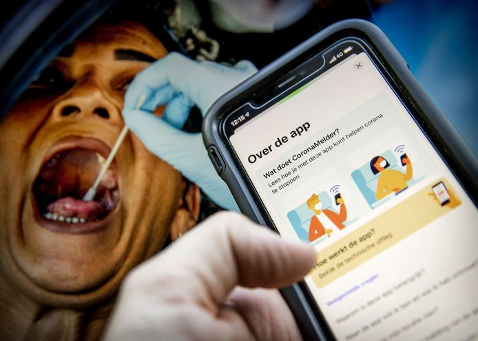 De app CoronaMelder. De app vertelt de gebruiker wanneer deze ten minste vijftien minuten dicht in de buurt is geweest van een met corona besmet persoon.