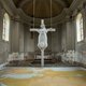 Katholieken woest over kunstwerk in kerk: "Gekruisigde koe is satanisch en smakeloos"