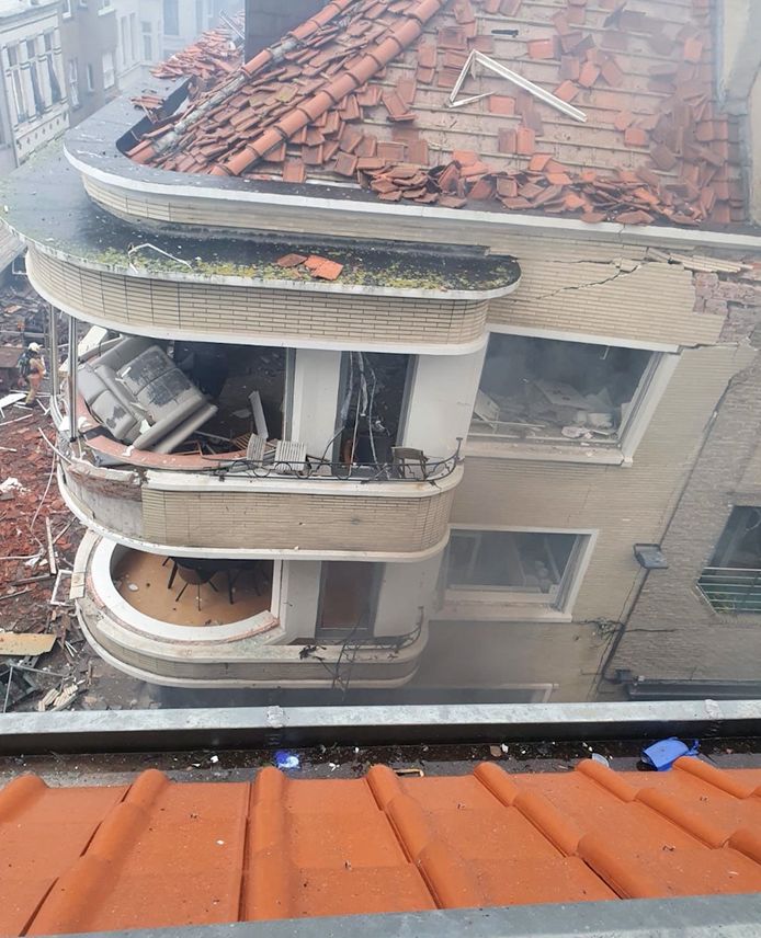 De schade aan dit appartementsgebouw is aanzienlijk.
