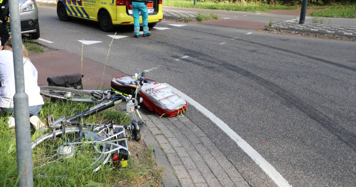 Fietser aangereden door auto op oversteekplaats in Udenhout.