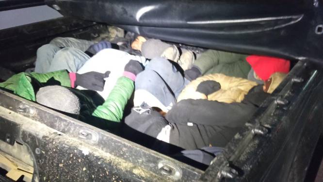 15 verstekelingen uit een voertuig gehaald bij grootschalige politieacties tegen mensensmokkelaars in Grieks grensgebied 