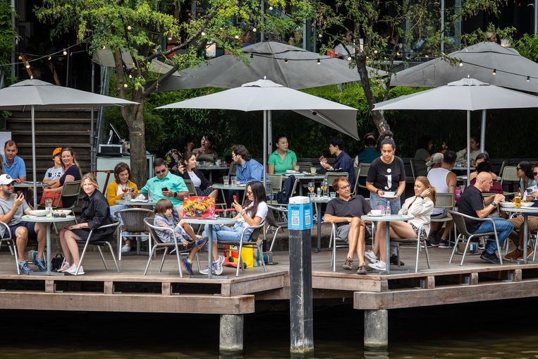 Het terras van Café De Jaren in het centrum van Amsterdam. Het wordt steeds lastiger om mensen te vinden die in de horeca willen werken. Beeld Dingena Mol