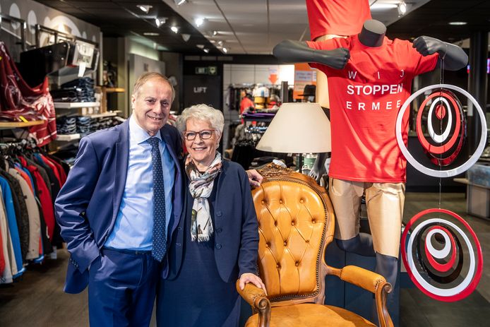 Ton en Wilhelmien Janssen stoppen met hun kledingzaak in Best.