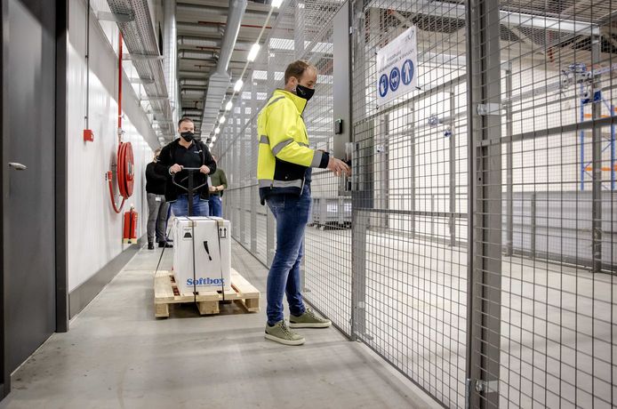De eerste coronavaccins, van Pfizer en BioNTech, komen aan in Oss. Nu nog op een pallet. Straks in grotere hoeveelheden.
