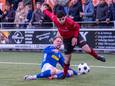 SC Bemmel-voetballer Sidar Ozcelik probeert de sliding van RKHVV'er Niek van den Berg te ontwijken.