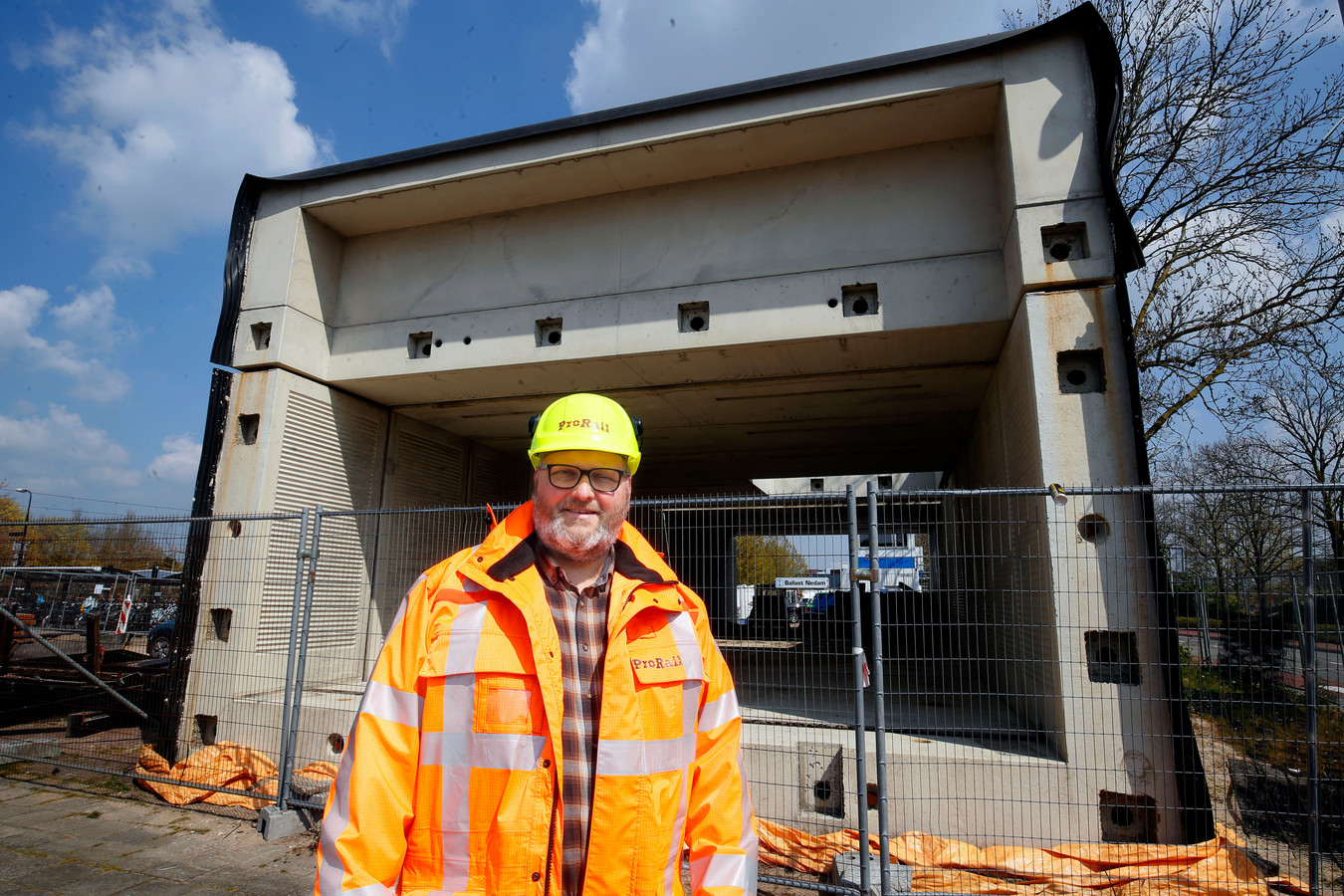 Bouwmanager ProRail Peter van Dijk voor de tunnel die al op het bouwterrein ligt.